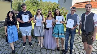 Rektorin Birgit Heigl-Venus (v.l.), die Absolventen Michael Saller, Hannah Irlbeck, Lisa Kauschinger, Jessica Erdmann, Elias Brunner und Klassenleiter Matthias Graf