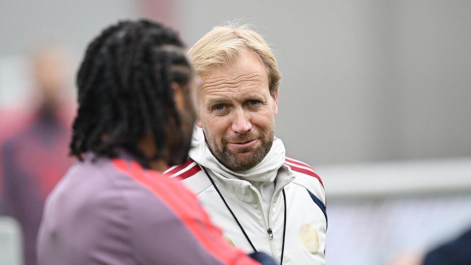 Aaron Danks beim Training im Gespräch mit Nationalspieler Serge Gnabry (l). Aaron Danks beim Training im Gespräch mit Nationalspieler Serge Gnabry (l).