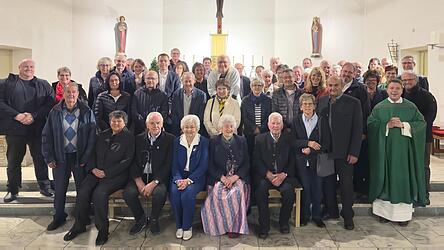 Allen teilnehmenden Paare nach dem Gottesdienst in der Pfarrkirche Böbrach.