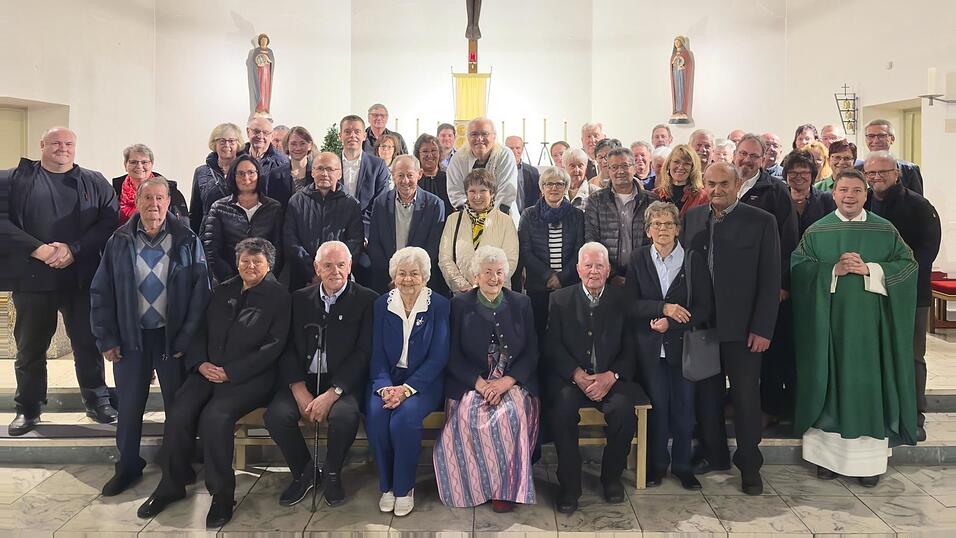 Allen teilnehmenden Paare nach dem Gottesdienst in der Pfarrkirche Böbrach.