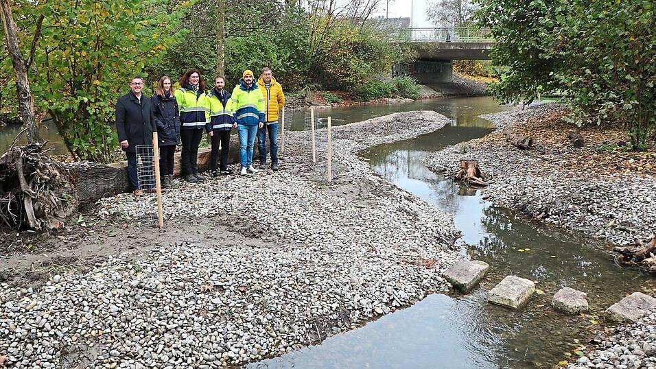 Umsetzung gelungen: Ein Seitenarm der Abens umläuft die kleine Insel, auf der Bürgermeister Helmut Fichtner, Sabrina Ledke (Stadt) sowie Jessica Grabinger, Andreas Mayr, Clemens Weiß und Jürgen Förstl vom Wasserwirtschaftsamt (v.l.) das Ergebnis in Augenschein nehmen. Umsetzung gelungen: Ein Seitenarm der Abens umläuft die kleine Insel, auf der Bürgermeister Helmut Fichtner, Sabrina Ledke (Stadt) sowie Jessica Grabinger, Andreas Mayr, Clemens Weiß und Jürgen Förstl vom Wasserwirtschaftsamt (v.l.) das Ergebnis in Augenschein nehmen.