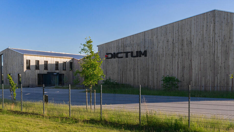 Im erst 2022 erbauten neuen Dictum-Firmengel&auml;nde in Plattling geht es vorl&auml;ufig weiter wie zuvor. (Archivbild)