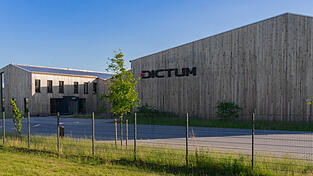 Im erst 2022 erbauten neuen Dictum-Firmengel&auml;nde in Plattling geht es vorl&auml;ufig weiter wie zuvor. (Archivbild)