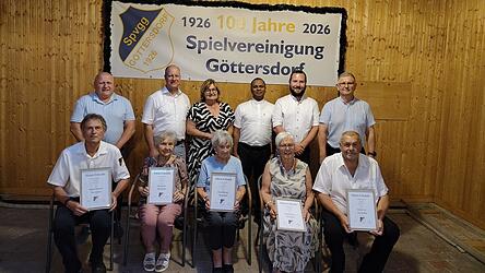 Die neuen Ehrenmitglieder (von links) Siegmund Eiblmeier, Edith Stussak, Christa Heitzinger, Elisabeth Scherer und Richard Gerl mit den Ehreng&auml;sten.