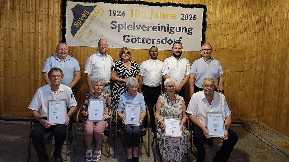 Die neuen Ehrenmitglieder (von links) Siegmund Eiblmeier, Edith Stussak, Christa Heitzinger, Elisabeth Scherer und Richard Gerl mit den Ehrengästen. Die neuen Ehrenmitglieder (von links) Siegmund Eiblmeier, Edith Stussak, Christa Heitzinger, Elisabeth Scherer und Richard Gerl mit den Ehrengästen.