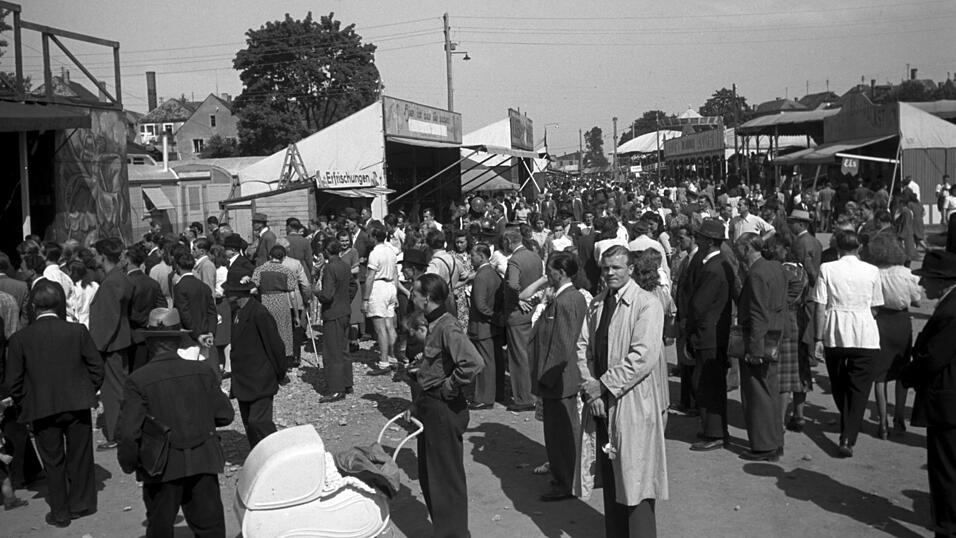 Gro&szlig;er Andrang auf dem Festplatz auf einer der ersten Maidulten nach dem Zweiten Weltkrieg.