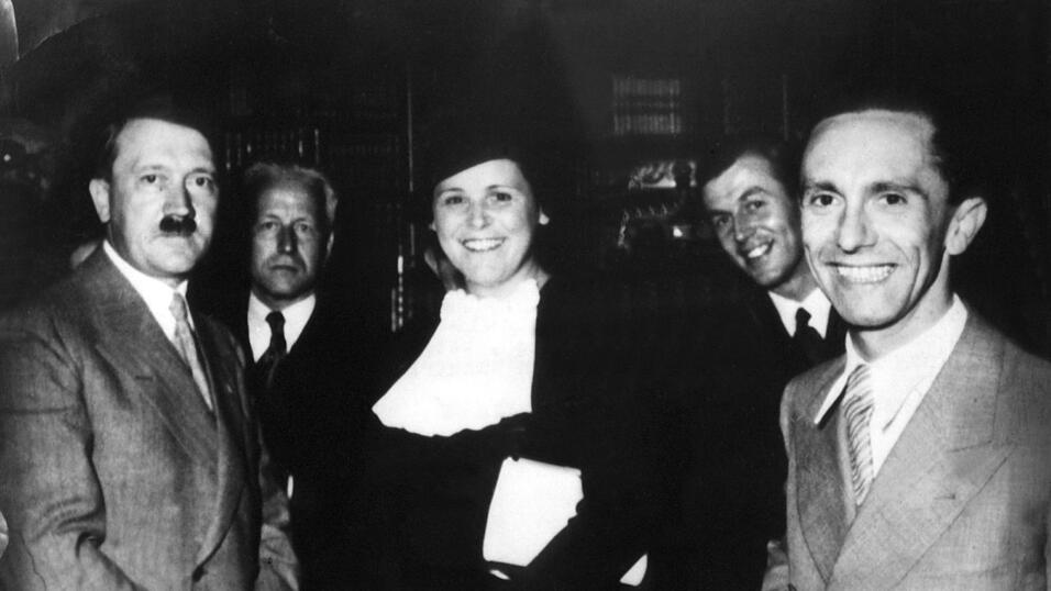 Adolf Hitler zu Besuch bei Winifried Wagner, der Großmutter der heutigen Festspiel-Chefin. (Archivbild) Adolf Hitler zu Besuch bei Winifried Wagner, der Großmutter der heutigen Festspiel-Chefin. (Archivbild)
