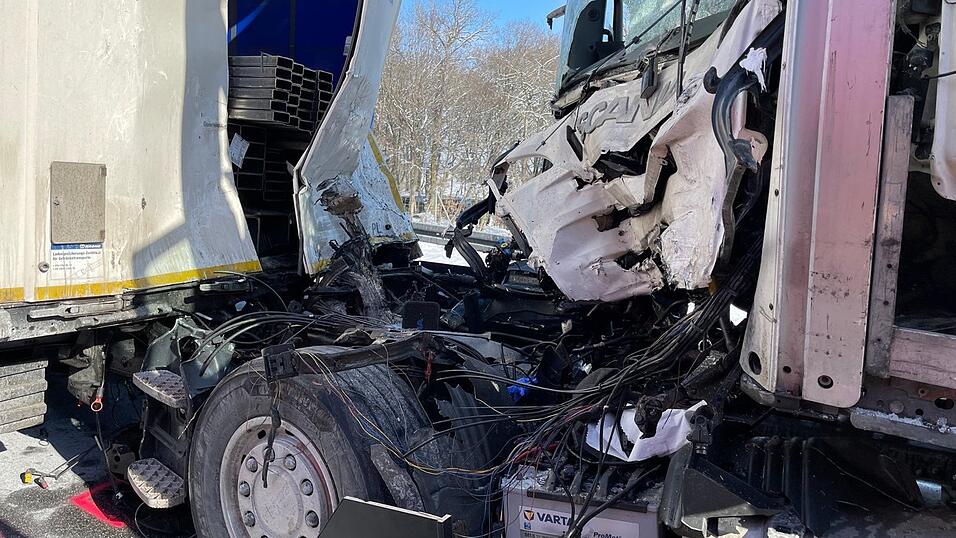 Kilometerlanger Stau am Donnerstagvormittag auf der Autobahn A9 zwischen Pfaffenhofen und Allershausen. Ein 71-jähriger Lkw-Fahrer aus dem Raum München übersah dabei das Stauende und kollidierte mit einem Sattelzug. Dabei kam der 71-Jährige ums Leben. Kilometerlanger Stau am Donnerstagvormittag auf der Autobahn A9 zwischen Pfaffenhofen und Allershausen. Ein 71-jähriger Lkw-Fahrer aus dem Raum München übersah dabei das Stauende und kollidierte mit einem Sattelzug. Dabei kam der 71-Jährige ums Leben.