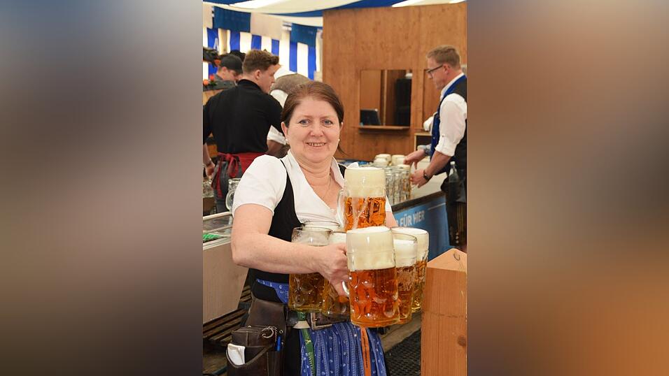 Alle H&auml;nde voll zu tun hatten die Bedienungen.