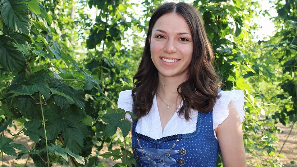 F&uuml;r Anna Kappelmeier w&auml;re es eine &bdquo;gro&szlig;e Ehre, die Leidenschaft unserer Hopfenpflanzer, die in unserem Hopfen steckt, in die Welt hinauszutragen&ldquo;, wenn sie die Wahl zur Hallertauer Hopfenk&ouml;nigin gewinnt.