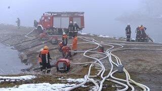 Es dauerte bis in die frühen Morgenstunden, ehe die Einsatzkräfte der Feuerwehr das Feuer unter Kontrolle hatten. (Foto: ih) Es dauerte bis in die frühen Morgenstunden, ehe die Einsatzkräfte der Feuerwehr das Feuer unter Kontrolle hatten. (Foto: ih)