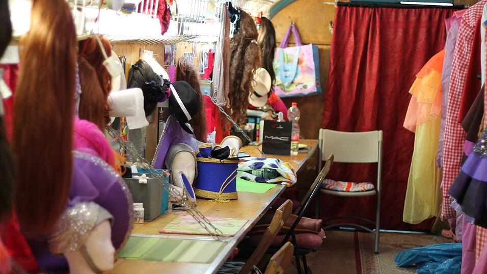 Kunterbunt geht es in der Damenumkleide zu. Die Artistinnen kümmern sich meistens selbst um ihre Kostüme. Kunterbunt geht es in der Damenumkleide zu. Die Artistinnen kümmern sich meistens selbst um ihre Kostüme.