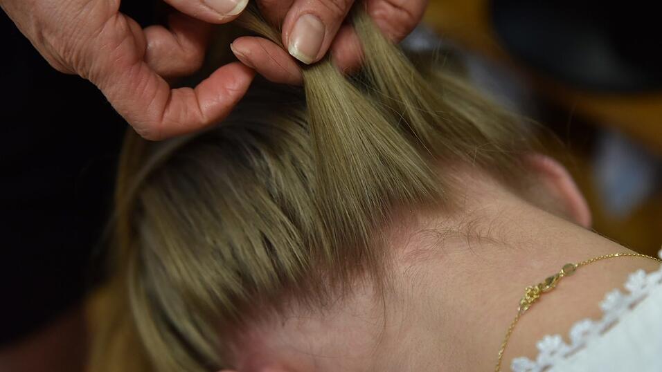 Jetzt geht es kopfüber: Am Hinterkopf einen finalen französischen Zopf bis zum Pferdeschwanz hochflechten. Jetzt geht es kopfüber: Am Hinterkopf einen finalen französischen Zopf bis zum Pferdeschwanz hochflechten.