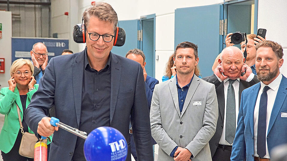 „Der Knaller“: Minister Blume ließ im Gewerbepark Wörth-Wiesent einen Wasserstoffballon platzen.