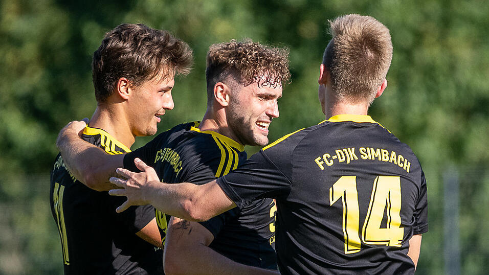 Doppeltorschütze Tobias Lieb (Mitte) konnte sich nicht nur wegen seiner zwei Tore feiern lassen, in Schierling bestritt er sein 200. Spiel.