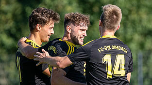 Doppeltorschütze Tobias Lieb (Mitte) konnte sich nicht nur wegen seiner zwei Tore feiern lassen, in Schierling bestritt er sein 200. Spiel.