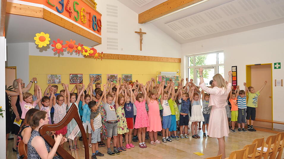 Die Kinder verabschiedeten sich von ihrer liebgewonnenen Schulleiterin.