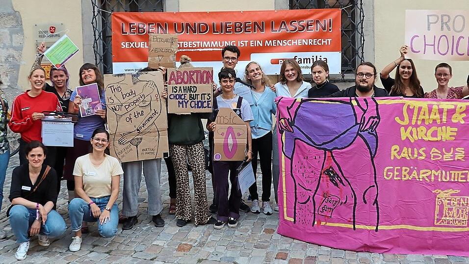 Pro Familia Regensburg, das feministische Kollektiv 'eben.widerspruch' und die Hochschulgruppe 'Medical Students for choice Regensburg' haben die Kundgebung veranstaltet. Pro Familia Regensburg, das feministische Kollektiv 'eben.widerspruch' und die Hochschulgruppe 'Medical Students for choice Regensburg' haben die Kundgebung veranstaltet.