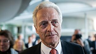 Peter Ramsauer, früherer Bundesverkehrsminister und dienstältester Abgeordneter, hat auf einen erneute Kandidatur verzichtet. Peter Ramsauer, früherer Bundesverkehrsminister und dienstältester Abgeordneter, hat auf einen erneute Kandidatur verzichtet.