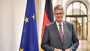 Bundesverkehrsminister Patrick Schnieder (CDU) hält mehr Wettbewerb im Fernverkehr grundsätzlich für eine gute Sache aus Sicht der Fahrgäste. (Archivbild) Bundesverkehrsminister Patrick Schnieder (CDU) hält mehr Wettbewerb im Fernverkehr grundsätzlich für eine gute Sache aus Sicht der Fahrgäste. (Archivbild)