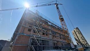 Die Bauarbeiten für das neue Bürogebäude liegen im Zeitplan. Die Bauarbeiten für das neue Bürogebäude liegen im Zeitplan.