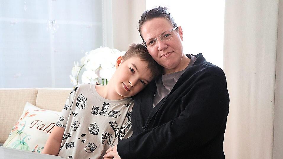 Kay und seine Mama Anna Hofinger am Vorabend des ersten Schultags: F&uuml;r den Jungen ist der &Uuml;bertritt eine besondere Herausforderung. Er ist Autist und hat in der sozialen Interaktion so seine Schwierigkeiten.