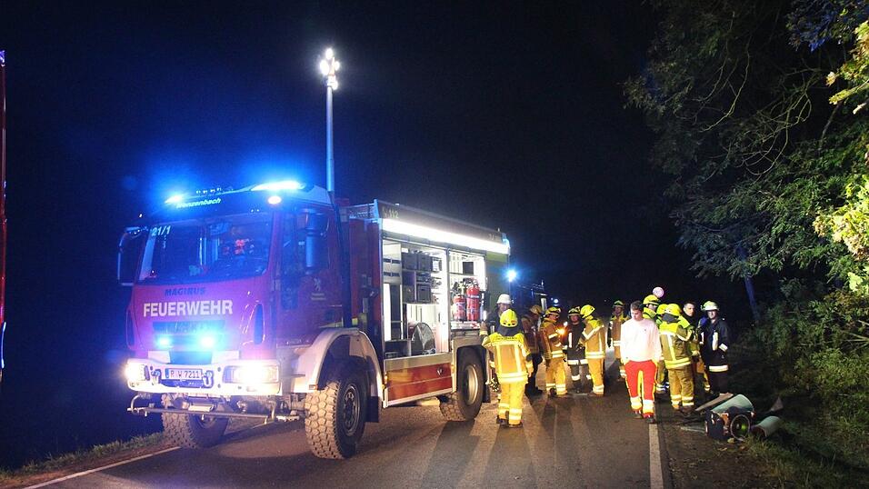 Eine 18-jährige Fahranfängerin wurde in diesem Wrack eingeklemmt. Der Unfall ereignete sich auf der Kreisstraße R6 zwischen Wenzenbach und Bernhardswald.