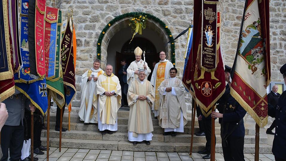 Bischof Rudolf Voderholzer mit Pfarrer Michael Rei&szlig;er sowie Pfarrer Gregor Zyznowski, Pfarrer Josef Spitzhirn, Diakon Konrad M&uuml;ller, Pater Joseph Kizhakepurathu (vordere Reihe von links) inmitten der Fahnenabordnungen der Vereine