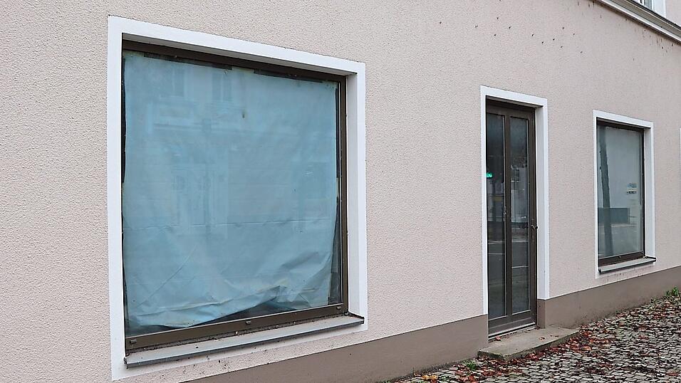 Leere Schaufenster in der Landauer Stra&szlig;e gegen&uuml;ber dem dm-Markt.