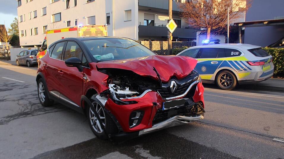 Am Wagen entstand Totalschaden, es musste abgeschleppt werden. Am Wagen entstand Totalschaden, es musste abgeschleppt werden.