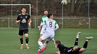 Mit dem 3:0-Heimerfolg &uuml;ber Niederalteich gelang den Deggendorfer (in wei&szlig;) die Revanche f&uuml;r die Hinspielniederlage.