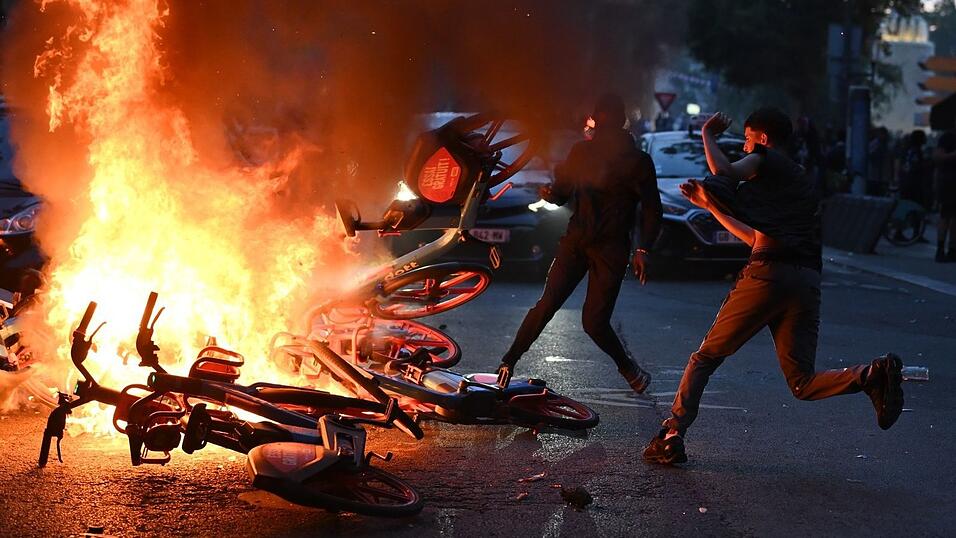 Nach dem Sieg von Paris Saint-Germain ist es in Paris zu Festnahmen und Zwischenfällen gekommen. Nach dem Sieg von Paris Saint-Germain ist es in Paris zu Festnahmen und Zwischenfällen gekommen.