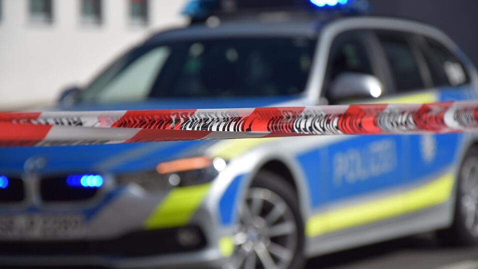 In Dingolfing läuft ein Polizeieinsatz wegen eines Randalierers. Weitere Informationen folgen. (Symbolbild) In Dingolfing läuft ein Polizeieinsatz wegen eines Randalierers. Weitere Informationen folgen. (Symbolbild)
