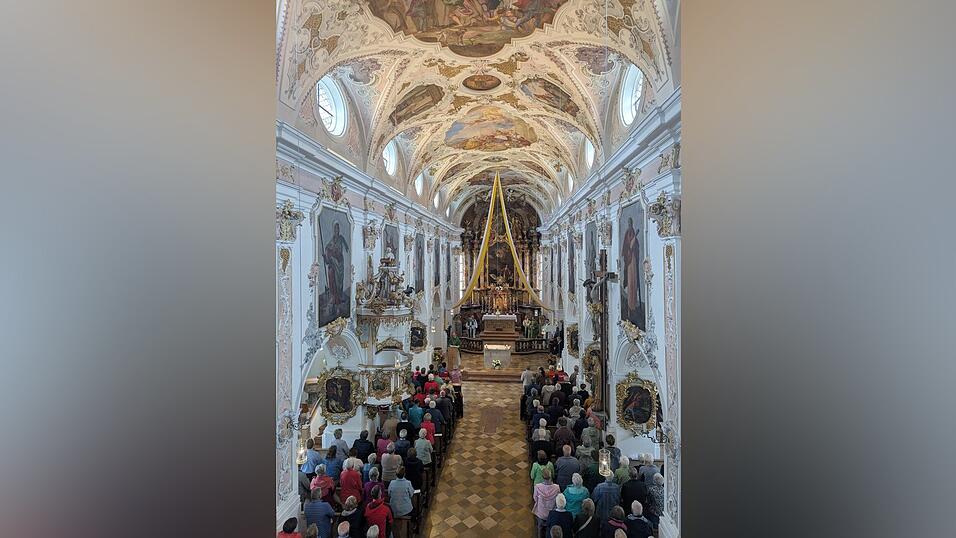 Die heilige Messe in der Münster- und Klosterkirche St. Martin in Fischbachau Die heilige Messe in der Münster- und Klosterkirche St. Martin in Fischbachau