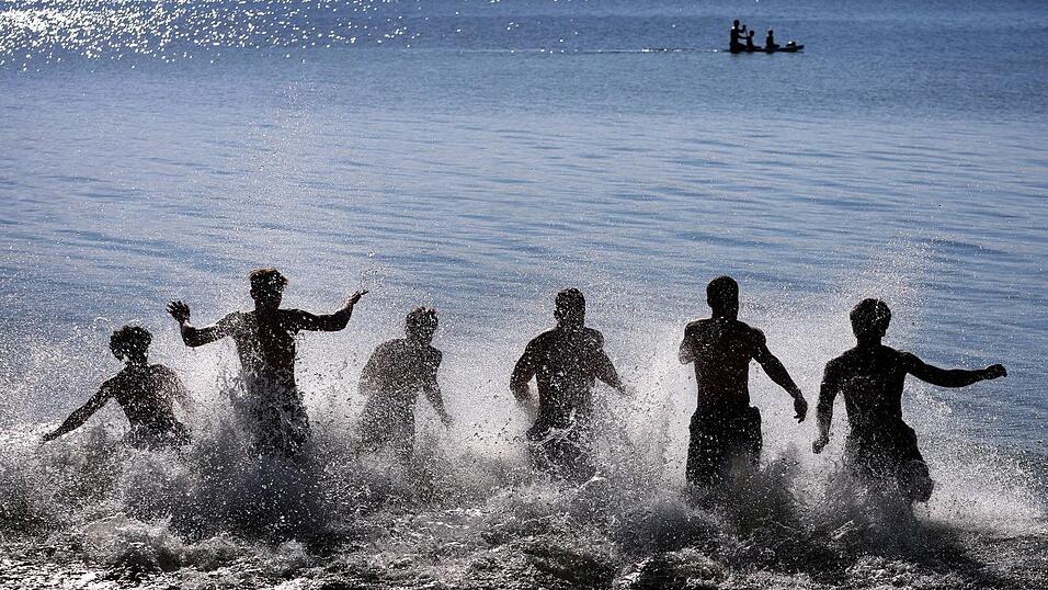 Sommer ist Badezeit - die Wasserqualität in Bayerns Seen ist laut Staatsregierung gut. (Illustration) Sommer ist Badezeit - die Wasserqualität in Bayerns Seen ist laut Staatsregierung gut. (Illustration)