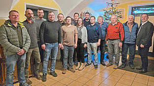 Die Fischergilde mit B&uuml;rgermeister Siegfried Lobmeier (r.), dem Vorsitzenden Stefan Leder (4.v.l.) und dessen Team.