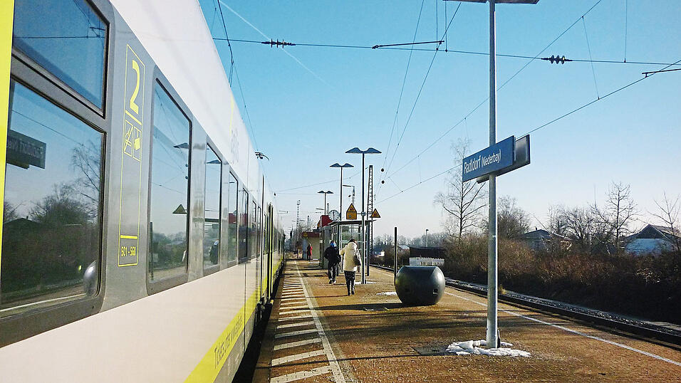 Der Mittelbahnsteig in Radldorf (Archivbild) ist zu niedrig - und am Ende wartet eine Treppe. Das wird k&uuml;nftig anders sein.