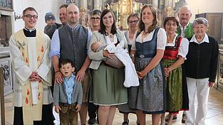 Die Taufgesellschaft in der K&ouml;tztinger Stadtpfarrkirche