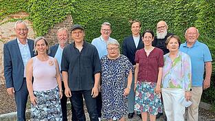 Festakt f&uuml;r den Tr&auml;ger des Kulturpreises der Ritter-Stiftung f&uuml;r Bildende Kunst Markus Hoffmann (4.v.l.) mit (v.l.) OB Markus Pannermayr, Carolin Ahrendt (Vorsitzende des Vorstands der Ritter-Stiftung), Hubert Huber (Kuratoriumsmitglied), Johannes Burgmayer (stellvertretender Kuratoriumsvorsitzender), Luise Pillmeier (Vorstandsmitglied der Ritter-Stiftung), Laudator Christian Ganzenberg, Constanze Ahrendt (Kuratoriumsmitglied), Erich Gruber (Kuratoriumsvorsitzender), Inge Ahrendt und Werner Sch&auml;fer (verabschiedetes Kuratoriumsmitglied).