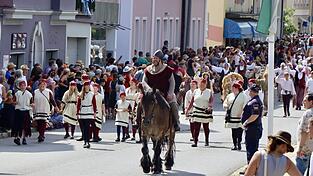 Trotz der Hitze hatten sich viele Zuschauer zum historischen Festzug eingefunden. Besonders gefragt waren schattige Plätze, so wie hier an der Bahnhofstraße. Trotz der Hitze hatten sich viele Zuschauer zum historischen Festzug eingefunden. Besonders gefragt waren schattige Plätze, so wie hier an der Bahnhofstraße.