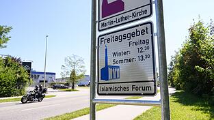 Das Hinweisschild wurde mehrfach beschmiert. (Archivbild) Das Hinweisschild wurde mehrfach beschmiert. (Archivbild)