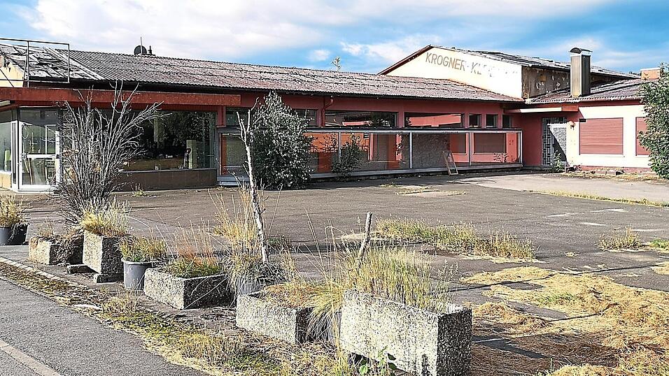 Dieser Schandfleck gehört bald der Vergangenheit an: Anstelle dieses Gebäudes soll 2021 der neue, moderne Aldi-Markt stehen. Dahinter, gegenüber der Disco Brauhouse, entsteht der Neubau für dm. Dieser Schandfleck gehört bald der Vergangenheit an: Anstelle dieses Gebäudes soll 2021 der neue, moderne Aldi-Markt stehen. Dahinter, gegenüber der Disco Brauhouse, entsteht der Neubau für dm.