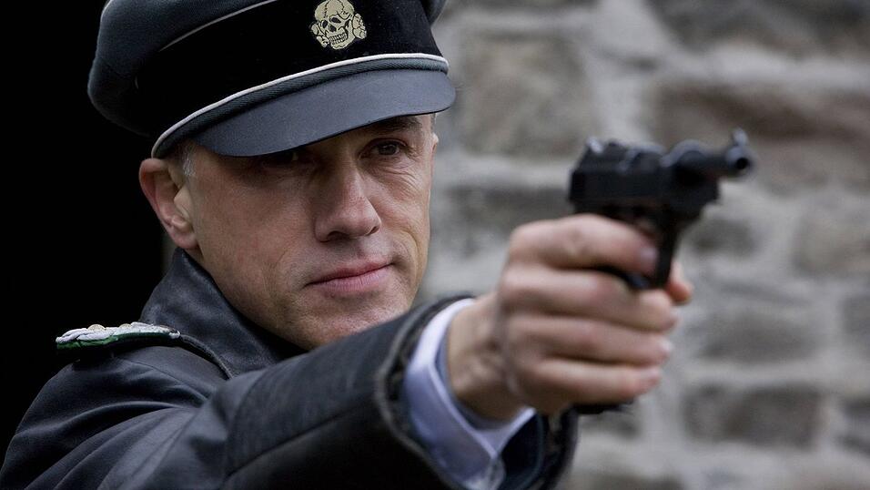 Diese Rolle macht ihn weltweit ber&uuml;hmt: Waltz als Nazi-Oberst Hans Landa in einer Szene des Films 'Inglourious Basterds' (undatierte Filmszene). Am 24.05.2009 wurde er beim Filmfestival in Cannes f&uuml;r seine schauspielerische Leistung, die er im Quentin Tarantinos Film erfolgreich abgeliefert hat, als bester Darsteller ausgezeichnet. Er spielte so kaltbl&uuml;tig, dass einem als Zuschauer der Atmen stockte. Davon lie&szlig;en sich auch diverse Jurys beeindrucken. Waltz bekommt daf&uuml;r seinen ersten Oscar als Bester Nebendarsteller sowie einen Golden Globe.