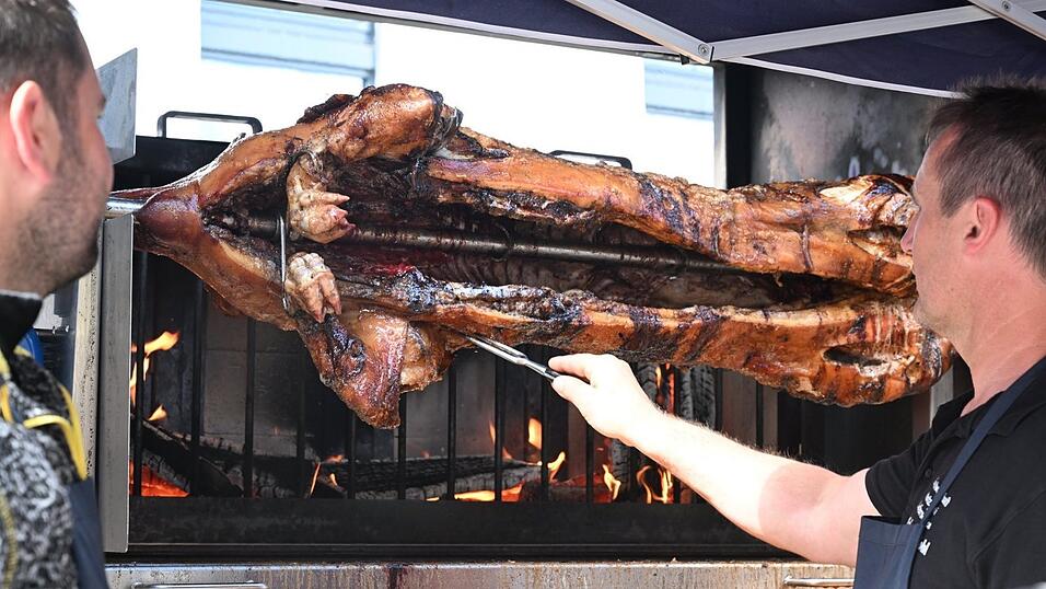 Eine Grillsau am Spie&szlig; beim Schweine-Grillen in Viechtach