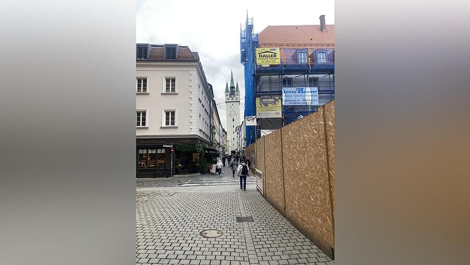 Ein gro&szlig;es Eck vom Woolworth-Geb&auml;ude ist weg: So sieht es am Freitagvormittag am Steiner-Thor-Platz aus.