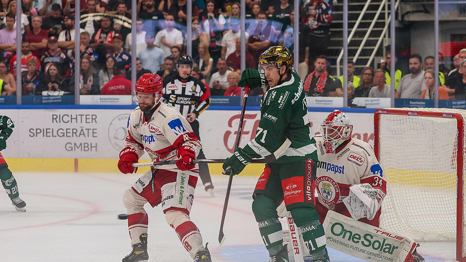 Landshuts Alleskönner: Verteidiger Wade Bergman (links) ist nicht nur aufgrund seiner Defensivstärke einer der wichtigsten Erfolgsgaranten bei den Dreihelmenstädtern. Mit satten 13 Torvorlagen glänzt er schließlich auch regelmäßig am anderen Ende der Eisfläche. Landshuts Alleskönner: Verteidiger Wade Bergman (links) ist nicht nur aufgrund seiner Defensivstärke einer der wichtigsten Erfolgsgaranten bei den Dreihelmenstädtern. Mit satten 13 Torvorlagen glänzt er schließlich auch regelmäßig am anderen Ende der Eisfläche.