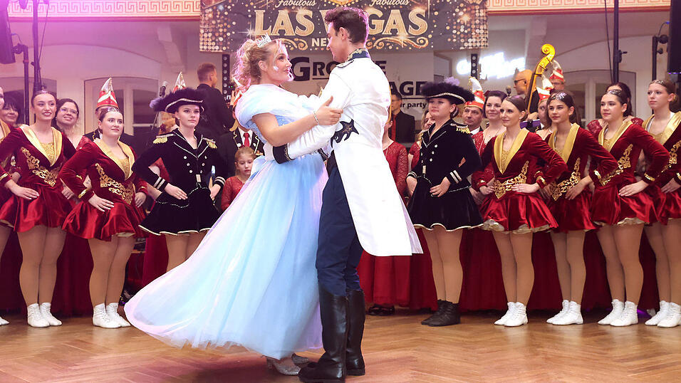 Das Prinzenpaar Tiziana I. und Luca I. bei ihrem begeisterte das Publikum im Bernlochner mit ihrem Walzer.