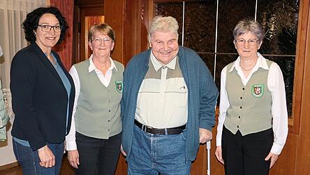 B&uuml;rgermeisterin Bergmann (l.) mit den beiden Vorsitzenden sowie Kurt Walter, dem f&uuml;r 25 Jahre Mitgliedschaft beim OGV gedankt wurde.