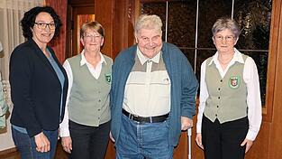 Bürgermeisterin Bergmann (l.) mit den beiden Vorsitzenden sowie Kurt Walter, dem für 25 Jahre Mitgliedschaft beim OGV gedankt wurde. Bürgermeisterin Bergmann (l.) mit den beiden Vorsitzenden sowie Kurt Walter, dem für 25 Jahre Mitgliedschaft beim OGV gedankt wurde.