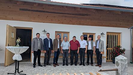 B&uuml;rgermeister Andreas Eckl, Dr. Christian Thurmaier, Sebastian Mo&szlig;andl, Johann Edenhofer (alle drei ALE), Thomas Vogl, Pfarrvikar Anton Kopp, Florian Hackl und Landrat Ronny Raith (v.l.)